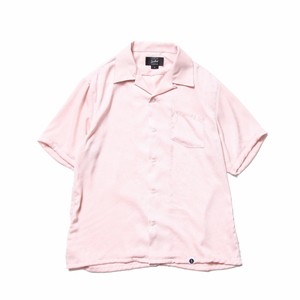 SURREALのピンク色のオープンカラーシャツ