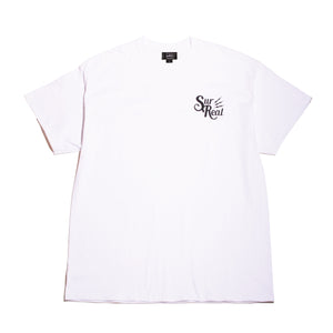 SURREALの白いロゴプリントTシャツ