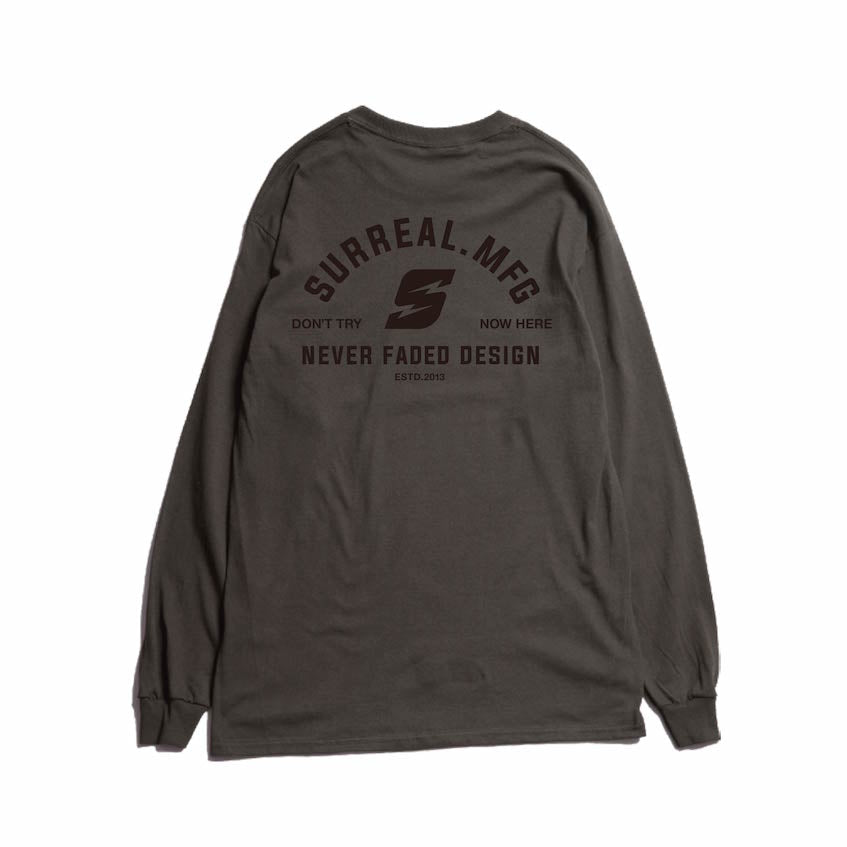 SURREALの白いワークテイスト長袖Tシャツ